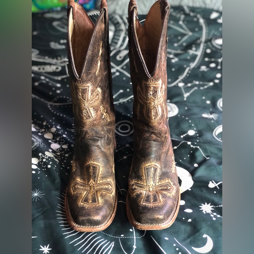 🌵Brown cross embroidered square toe boots from (CAVENDERS!!)🌵